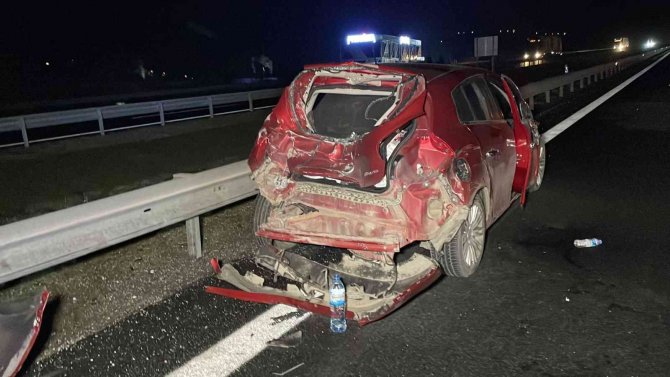 Otoyolda Kamyon İle Otomobil Çarpıştı: 2’si Çocuk 3 Kişi Yaralandı
