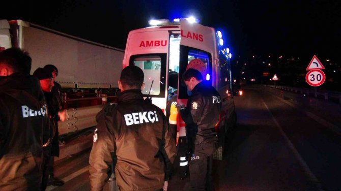Tem Çıkışında Devrilen Tırda Sıkışan Sürücü, İtfaiye Ekiplerince Kurtarıldı