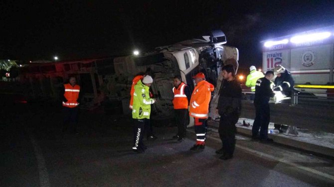 Tem Çıkışında Devrilen Tırda Sıkışan Sürücü, İtfaiye Ekiplerince Kurtarıldı