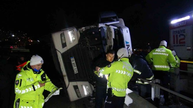 Tem Çıkışında Devrilen Tırda Sıkışan Sürücü, İtfaiye Ekiplerince Kurtarıldı