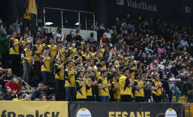 Lider Vakıfbank Kazanmaya Devam Ediyor