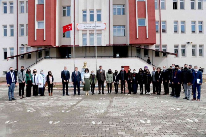 Vali Ayhan’dan Öğrencilere Kitap Hediyesi