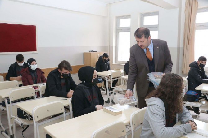 Vali Ayhan’dan Öğrencilere Kitap Hediyesi