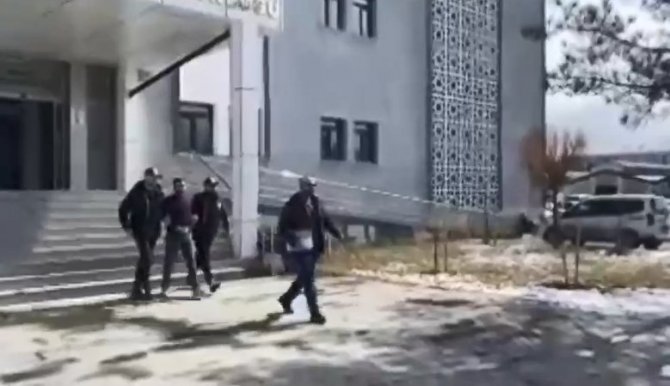 Van’da Birçok Suçtan Aranan Şahıs, Operasyonda Saklandığı Bazanın Altına Yakalandı