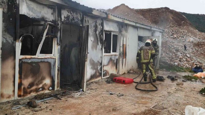 Orhaneli’de Şantiye İşçilerinin Yatakhanesinde Korkutan Yangın