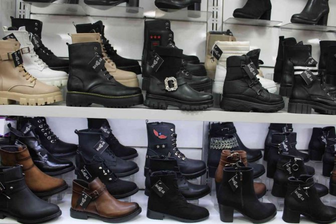 Yeni Sezon İçin Birçok Esnaf Kışlık Ürünlerde İndirim Yapmaya Devam Ediyor