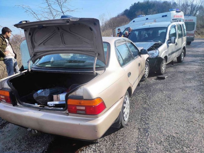 Zonguldak’ta İki Otomobil Kafa Kafaya Çarpıştı: 2 Yaralı