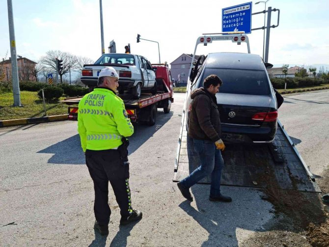 İ̇ki Otomobil Kavşakta Çarpıştı: 5 Yaralı