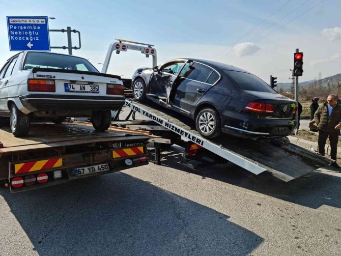 İ̇ki Otomobil Kavşakta Çarpıştı: 5 Yaralı