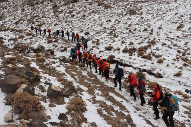 27 Dağcının Hedefi, Ağrı Dağı’nın Zirvesi