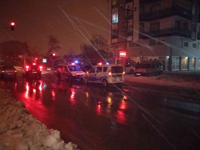 Otomobilden Açılan Ateşle Vurulan Şahıs Kamyonetle Hastaneye Götürüldü