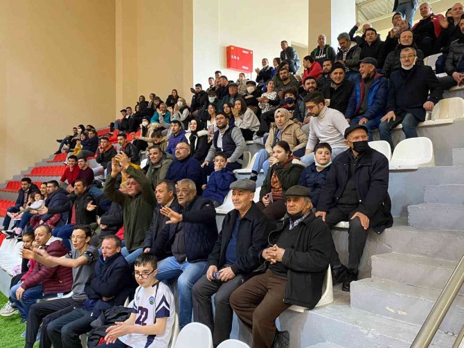 Bigadiç Belediyespor Lideri Devirdi