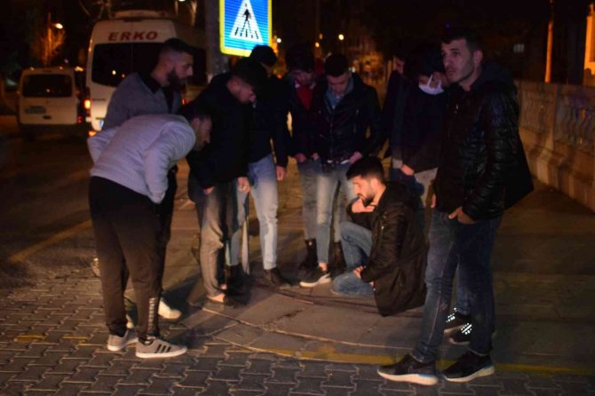 İ̇ki Otomobil Kavşakta Çarpıştı: 2 Yaralı