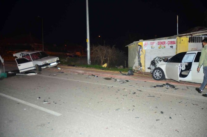 Antalya’da Otomobil Park Eden Araca Çarptı: 1’i Ağır 4 Yaralı