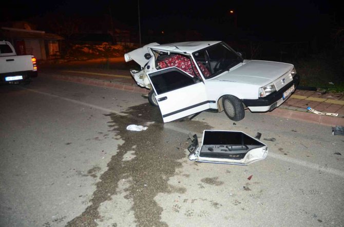 Antalya’da Otomobil Park Eden Araca Çarptı: 1’i Ağır 4 Yaralı