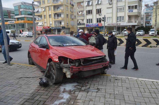 Otomobil İle Otobüs Çarpıştı, Bisikletli Sürücüler Kazayı Kılpayı Atlattı