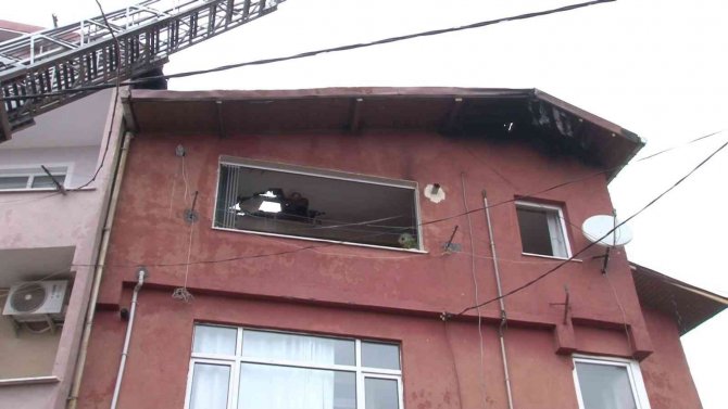 Beykoz’da Şömineden Yangın Çıktı, Çatı Alev Alev Yandı
