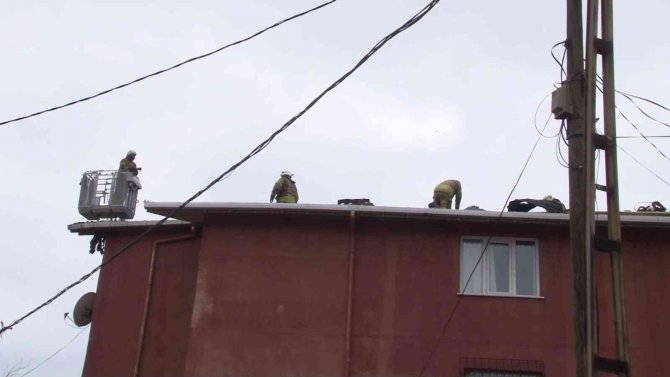 Beykoz’da Şömineden Yangın Çıktı, Çatı Alev Alev Yandı