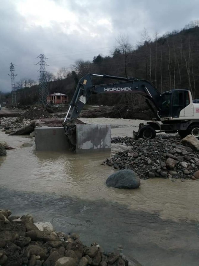 Ayancık’ta Yıkılan Geçici Köprü, Onarılarak Araç Trafiğine Açıldı