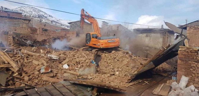 Bayburt’ta Çıkan Yangında 3 Ev Kullanılamaz Hale Geldi