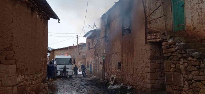 Bayburt’ta Çıkan Yangında 3 Ev Kullanılamaz Hale Geldi