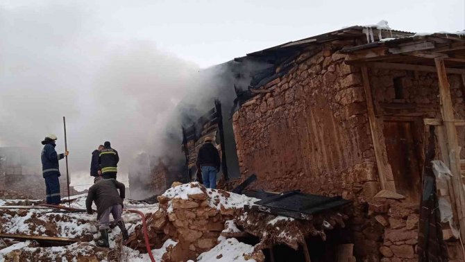 Bayburt’ta Çıkan Yangında 3 Ev Kullanılamaz Hale Geldi