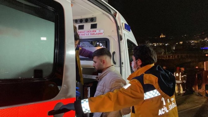Beyoğlu’nda Trafik Levhasına Çarpan Pikap Takla Attı: 3 Yaralı