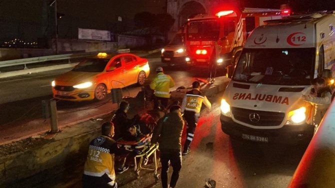 Beyoğlu’nda Trafik Levhasına Çarpan Pikap Takla Attı: 3 Yaralı