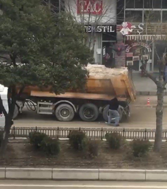 Bilecik’te Aracının Lastiği Tutuşan Sürücü Alevleri Söndürmek İçin Büfeden Su Taşıdı