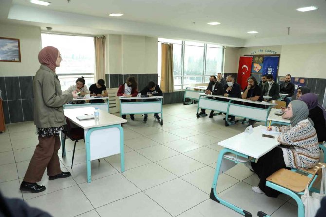 Liseliler Münazarada Karşı Karşıya Geldi