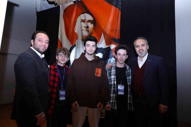 Liseliler Münazarada Karşı Karşıya Geldi