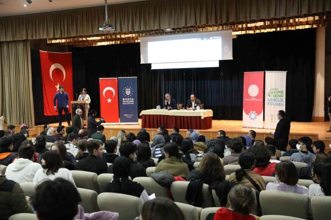 Liseliler Münazarada Karşı Karşıya Geldi