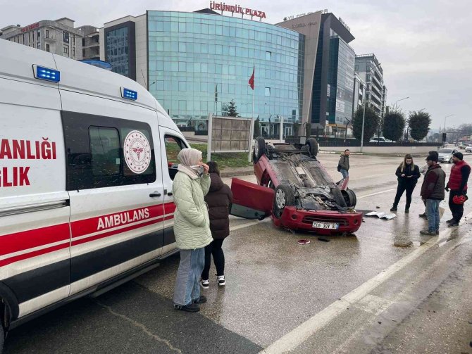 Bursa’da Kayganlaşan Yolda Kontrolden Çıkan Otomobil Takla Attı