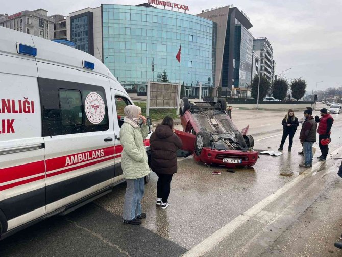 Bursa’da Kayganlaşan Yolda Kontrolden Çıkan Otomobil Takla Attı