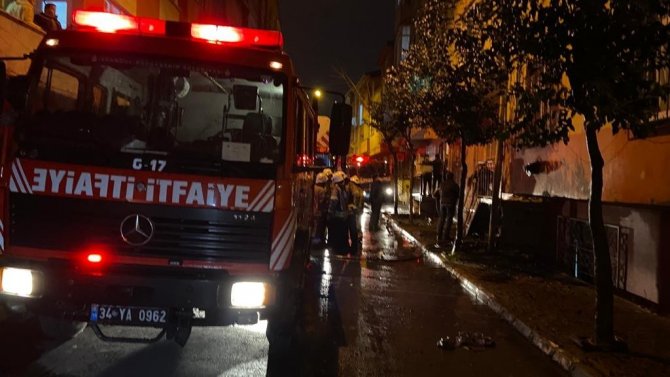 Esenler’de 5 Katlı Binanın Çatı Katı Alev Alev Yandı