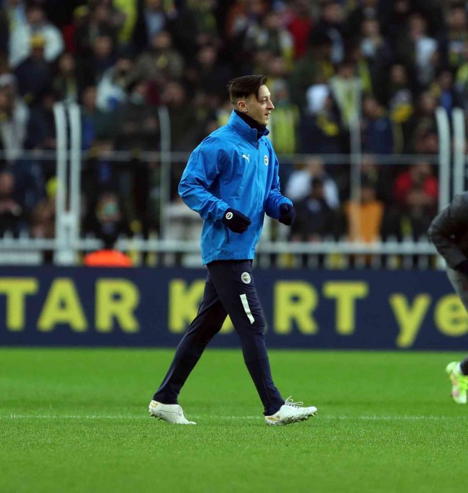 Mesut Özil Yedek Kulübesinde