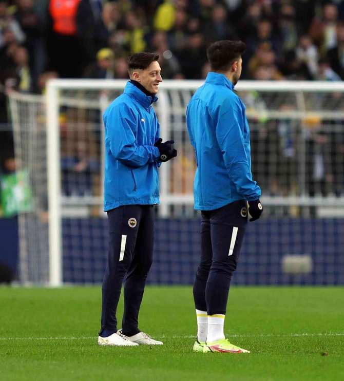 Mesut Özil Yedek Kulübesinde