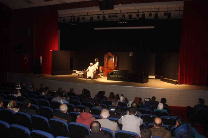 Elazığ’da ‘Newiş Newişe’ Tiyatro Oyunu Büyük İlgi Gördü