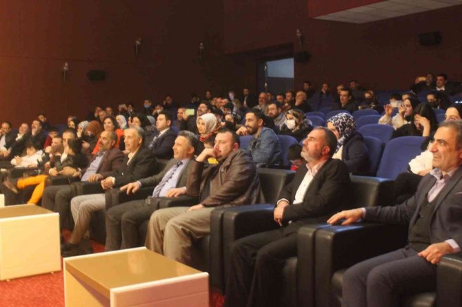Elazığ’da ‘Newiş Newişe’ Tiyatro Oyunu Büyük İlgi Gördü