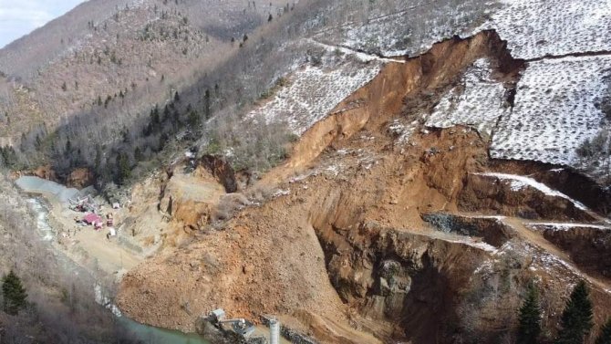Giresun’da Heyelan İki Beldenin Yolunu Kapattı