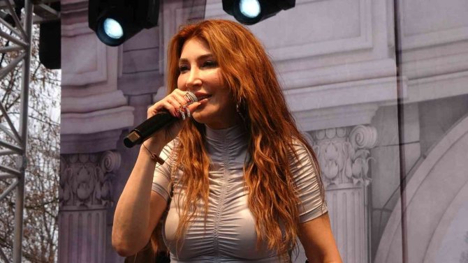 Hande Yener, Sevenlerini Mini Konserle Coşturdu