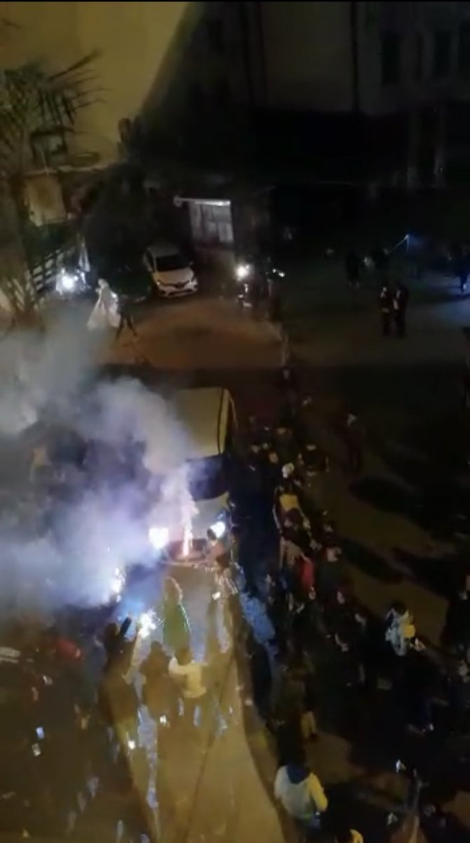 Galata Kulesi Meydanı’nda Yol Kapatan, Dans Edip Meşale Yakan Magandalar Kamerada