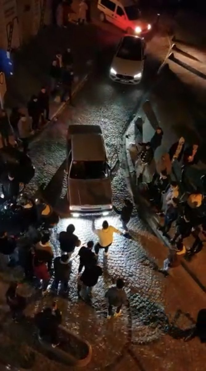 Galata Kulesi Meydanı’nda Yol Kapatan, Dans Edip Meşale Yakan Magandalar Kamerada