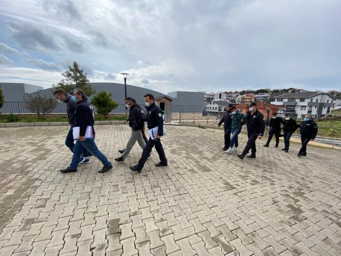 İ̇zmir’de Hırsızlar, Evde Uyuşturucu Maddesi Kullanırken Kıskıvrak Yakalandı
