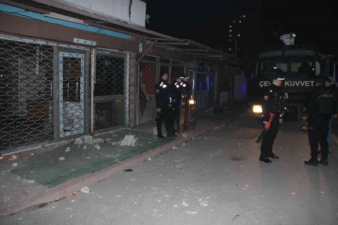 Husumetli İki Grup Birbirine Girdi, Mahalle Karıştı