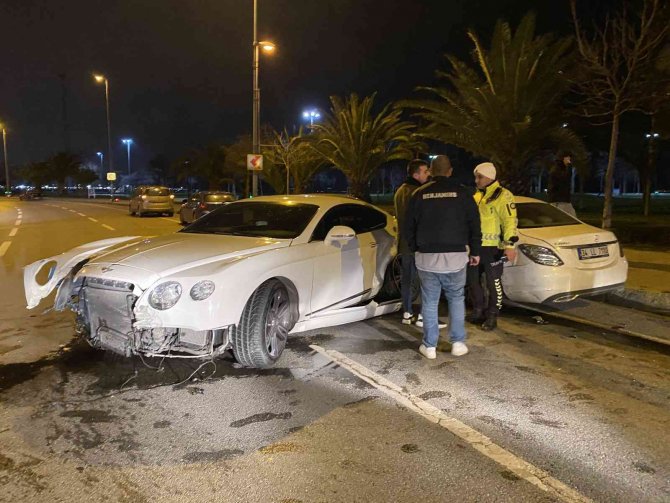 Kadıköy’de Lüks Otomobil Park Halindeki Otomobillere Çarptı