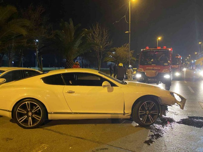 Kadıköy’de Lüks Otomobil Park Halindeki Otomobillere Çarptı