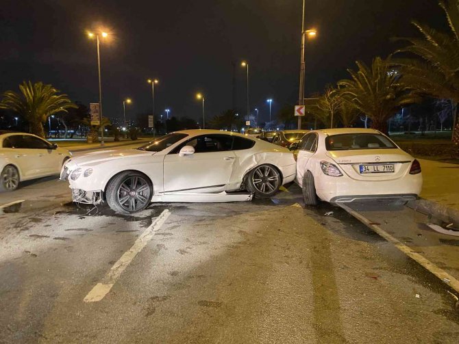 Kadıköy’de Lüks Otomobil Park Halindeki Otomobillere Çarptı