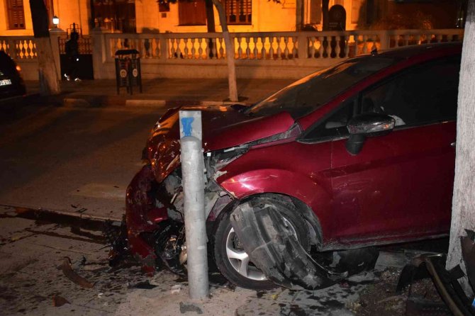 İ̇ki Otomobil Kavşakta Çarpıştı: 2 Yaralı