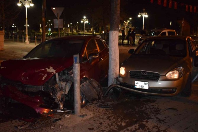 İ̇ki Otomobil Kavşakta Çarpıştı: 2 Yaralı